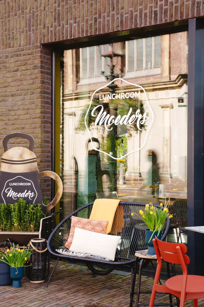 Moeders Grave - Lunchroom - Voorgevel